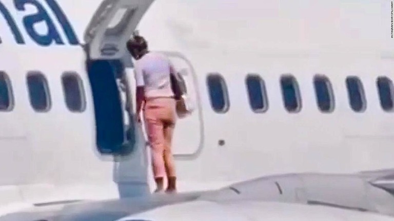 旅客機の乗客の女性が駐機中の機体の非常口を開け、主翼の上を歩く出来事があった/Instagram/boryspilchany