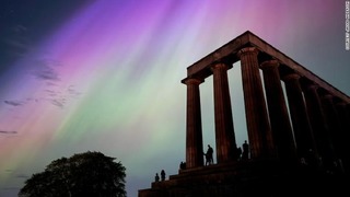 英スコットランドのエディンバラ上空を彩るオーロラ