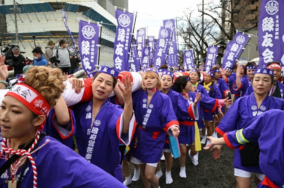 法被を着てはだか祭りに参加した女性ら/Chris Gallagher/Reuters