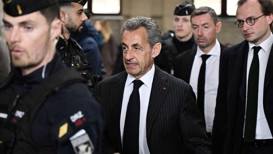 パリの裁判所に出廷するフランスのサルコジ元大統領/Bertrand Guay/AFP/Getty Images