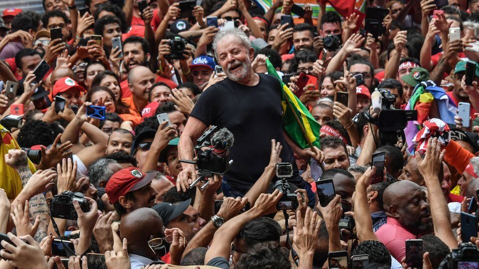 刑務所から釈放され、支持者に肩車されるブラジルのルラ氏/Nelson Almeida/AFP/Getty Images