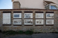 家の隣の壁に展示された上陸作戦時を捉えた写真