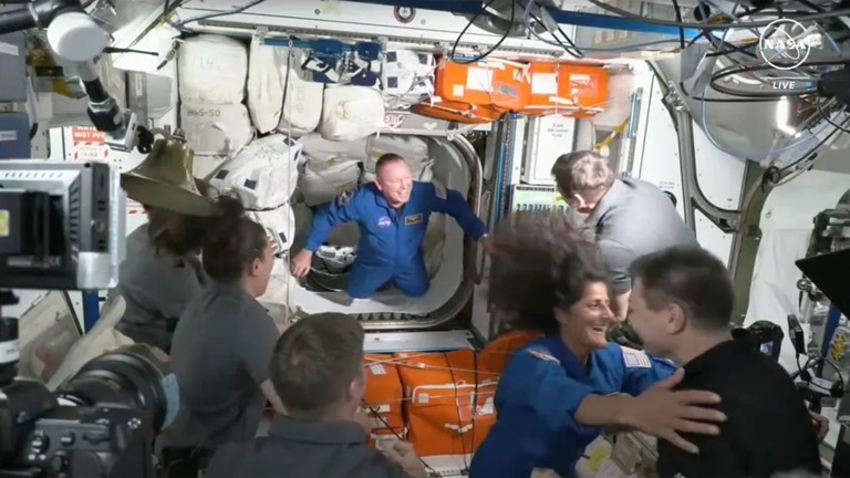 スターライナーから宇宙ステーションに入るブッチ・ウィルモア氏（写真中央）とスニ・ウィリアムズ氏（写真手前）/NASA