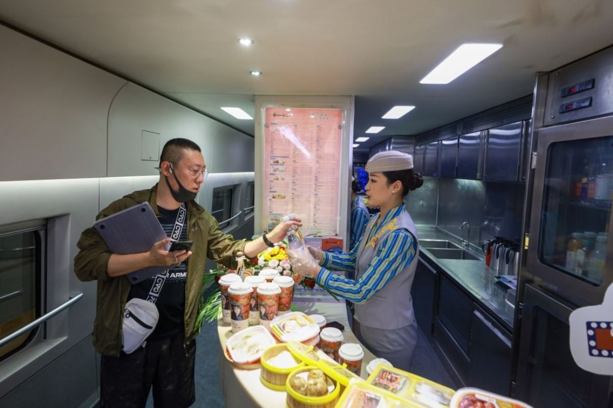 乗客は食堂車を利用することもできる/Jia Tianyong/China News Service/VCG/Getty Images