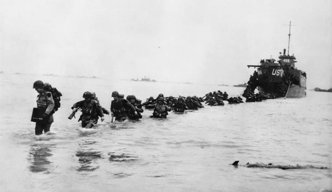 １９４４年６月６日、ノルマンディー上陸作戦に従事する連合軍兵士たち/US National Archives/AFP/Getty Images