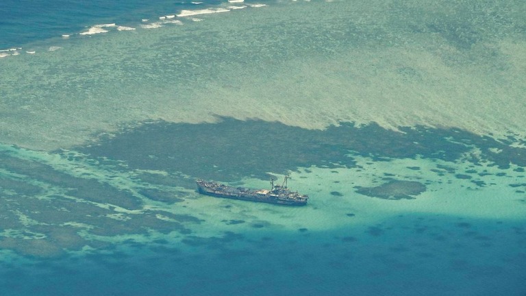 フィリピンが南シナ海のセカンド・トーマス礁に座礁させた老朽軍艦シエラマドレ号/Jam Sta Rosa/AFP/Getty Images/File
