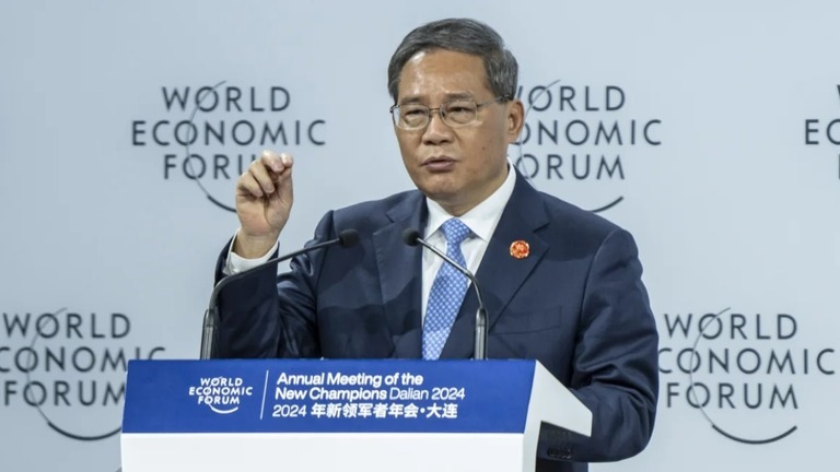 中国・大連で開幕した世界経済フォーラムで演説する李強首相/Qilai Shen/Bloomberg/Getty Images