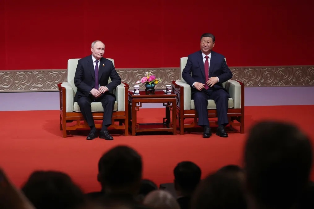 今年５月１６日、北京の国家大劇院で並んで座るロシアのプーチン大統領と中国の習近平国家主席/Alexander Ryumin/Pool/AFP/Getty Images