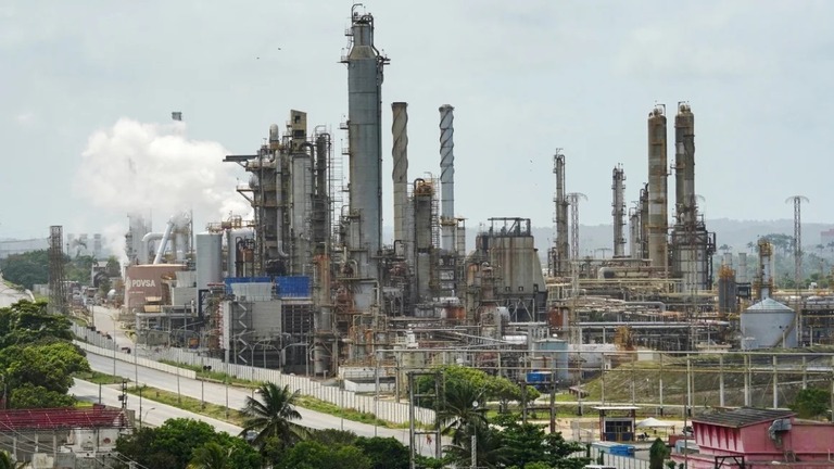 ベネズエラ国営石油会社の製油所＝同国エルパリト/Manaure Quintero/Bloomberg/Getty Images