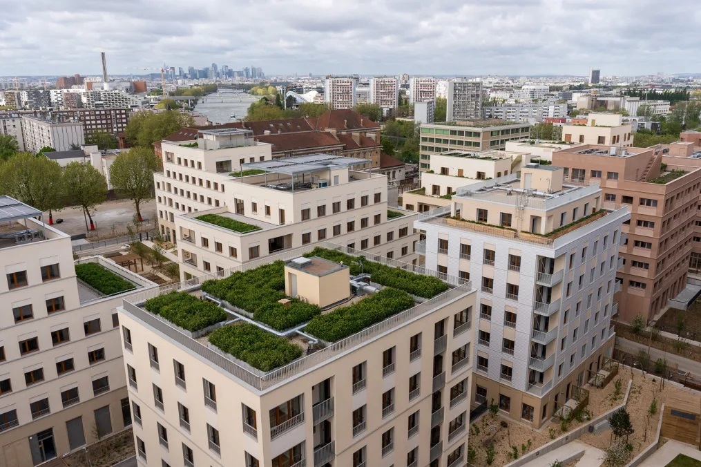 大会期間中、選手が滞在する建物の屋根にはソーラーパネルと緑地帯/Nathan Laine/Bloomberg/Getty Images