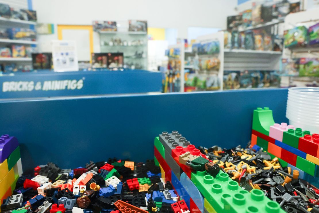 「Ｂｒｉｃｋｓ　＆　Ｍｉｎｉｆｉｇｓ」の店頭で売られるレゴブロックの様子/Michael Blackshire/Los Angeles Times/Getty Images